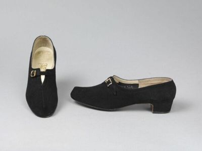 Black Suede Low-Heeled Pumps with Buckle Detail