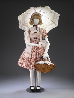 White Synthetic Fabric Parasol with Ruffled Trim