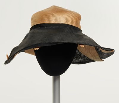 Two tone straw hat with star underbrim