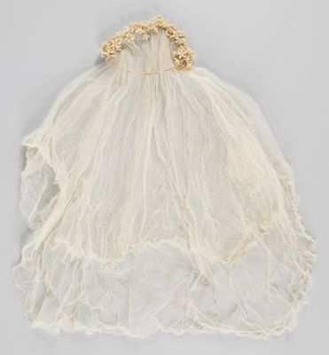 Wedding veil with cream flowers