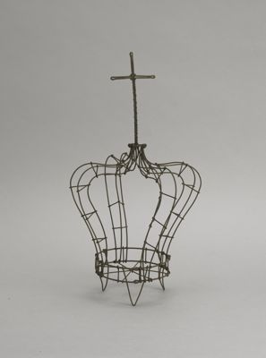 <I>Wire frame, crown & cross, small</I>