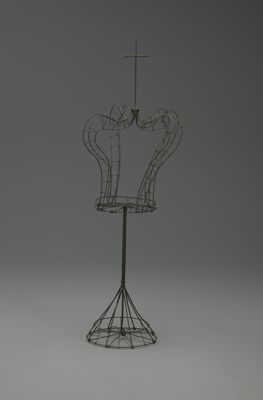 <I>Wire frame, crown & cross on stand</I>