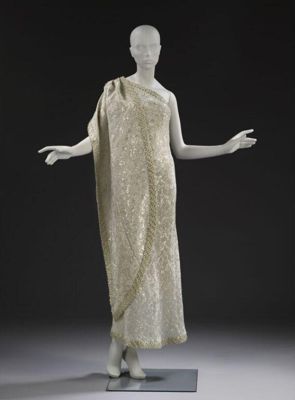 Sari dress in brocaded silk, designed by Cristóbal Balenciaga, France, 1965.
The beaded and sequinned embellished trimming is by Lesage.