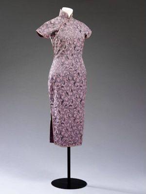 Dress (<i>cheongsam</i> or <i>qipao</i>), grey silk with small pink floral motifs, brocaded, Hong Kong, 1950s