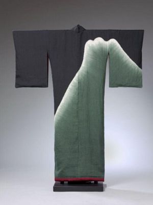 Kimono, hemp with tie-dyed (shibori) design of Mount Fuji, produced by Yamaguchi Genbei, Kyoto