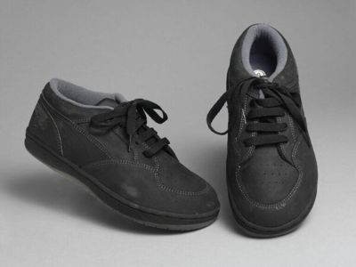 Black Suede Low-Top Skateboarding Sneakers